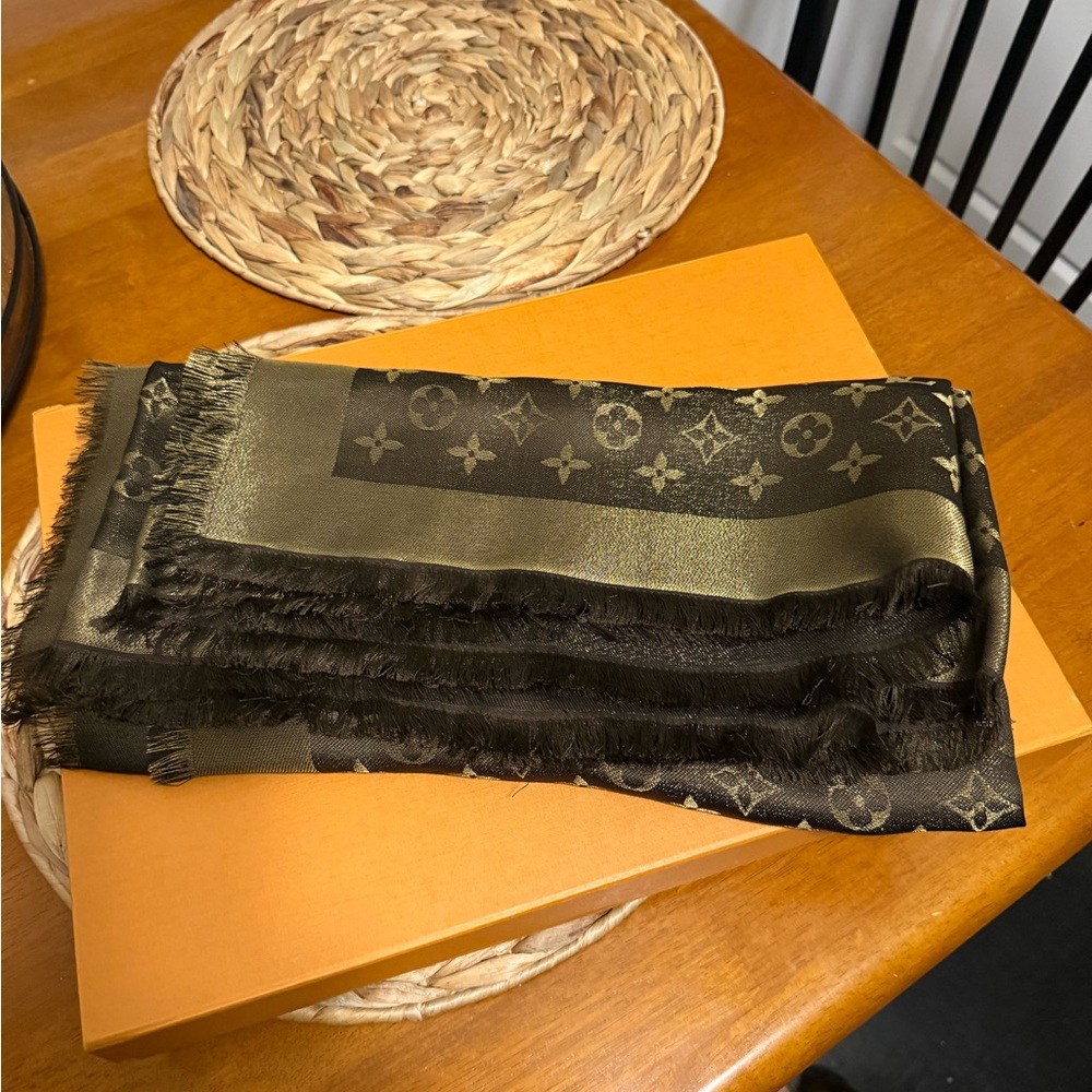 Louis Vuitton Monogram Shine Shawl - Picture 3 of 7